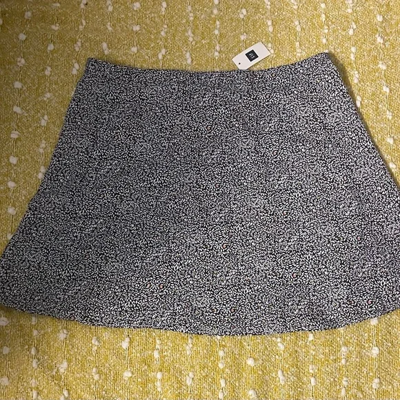 Elegant Black and White Patterned Skirt - Picture 4 of 10